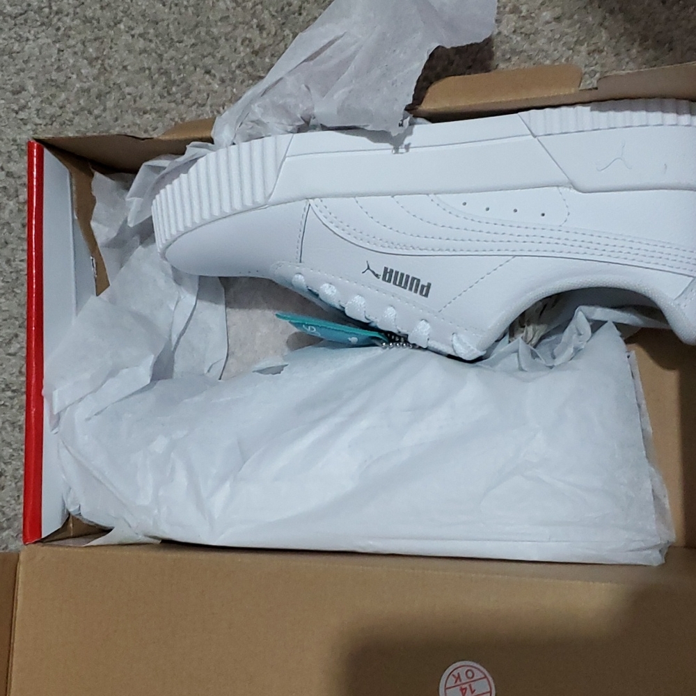White low top womens carina puma shoe size 6